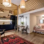 Warm And Cozy Hideaway In The Heart Of The City