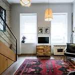 Warm And Cozy Hideaway In The Heart Of The City