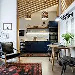 Warm And Cozy Hideaway In The Heart Of The City