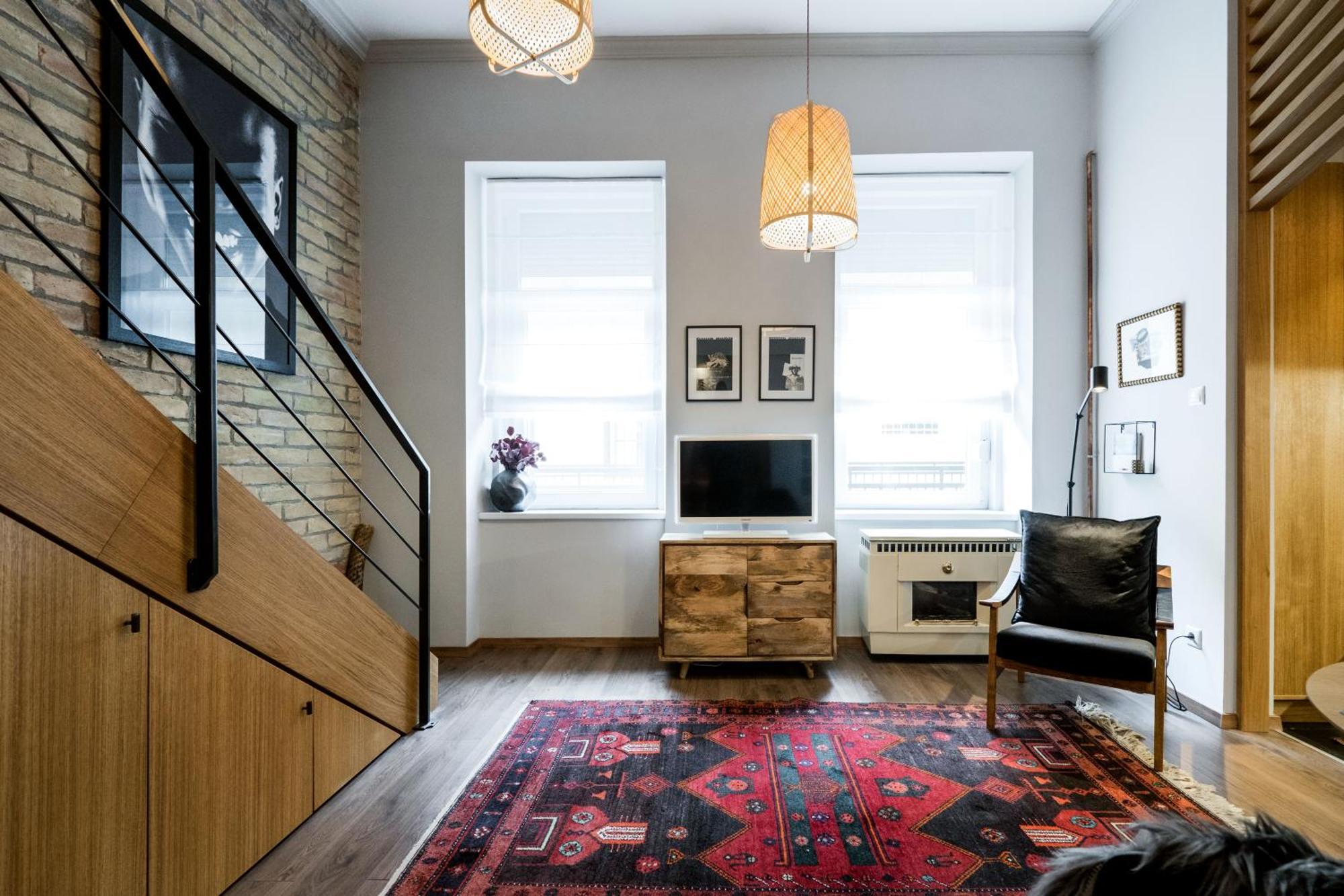 Warm And Cozy Hideaway In The Heart Of The Apartment