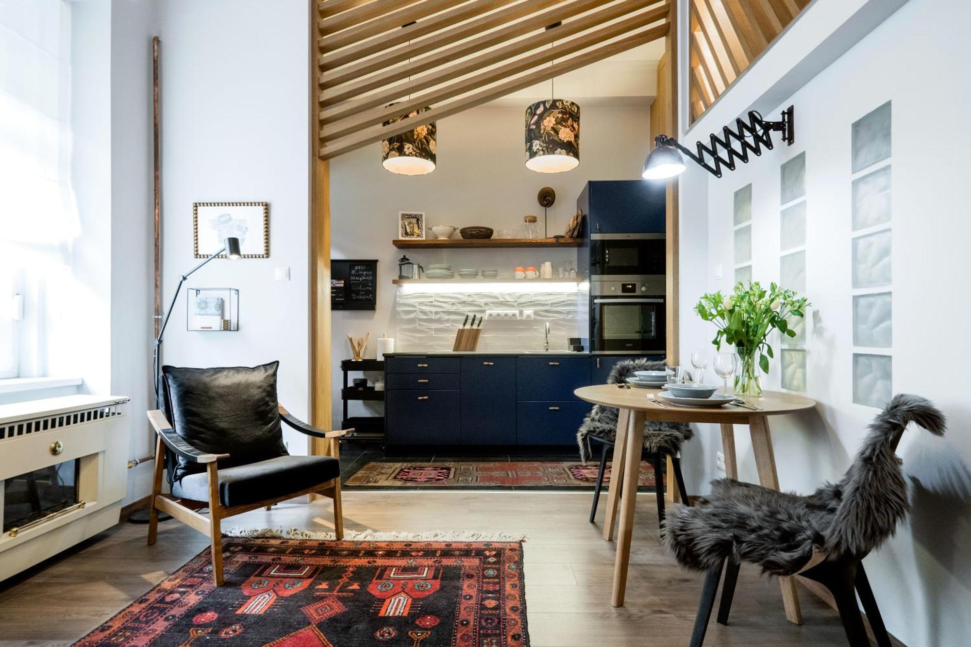 Warm And Cozy Hideaway In The Heart Of The Apartment *