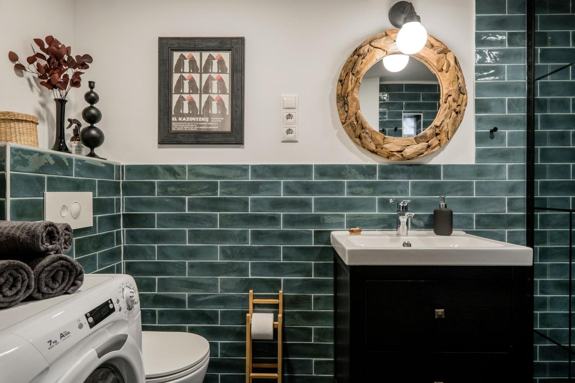 Warm And Cozy Hideaway In The Heart Of The *