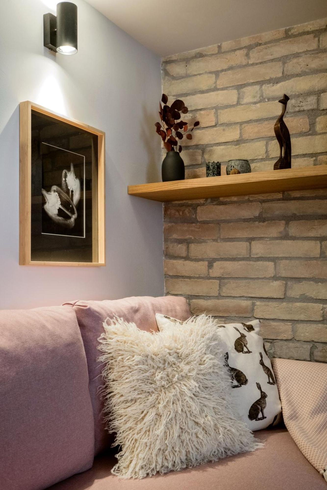 Warm And Cozy Hideaway In The Heart Of The Apartment